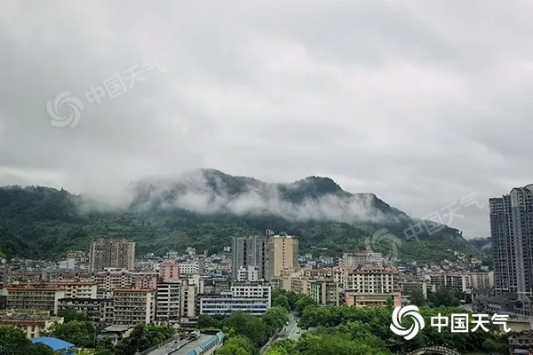 云雾缠绕的吉首，一首山水间的诗意天书